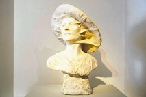 Razstava prve slovenske kiparke Elze Kastl Obereigner v Mestnem muzeju Ljubljana: Pod tančico stoletja 