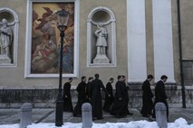 Slovenija po številu duhovnikov na 100.000 prebivalcev v vrhu držav 