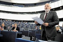 Timmermans je med socialisti ostal brez tekmeca za vodenje evropske komisije, a ima majavo podporo