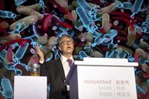 #video Bill Gates na predstavitev futurističnega stranišča prinesel kozarec fekalij 