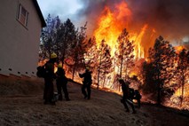 #foto Več tisoč evakuiranih zaradi požarov v Kaliforniji