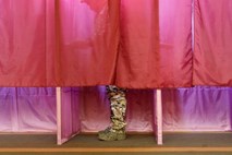 V samooklicanih proruskih območjih na vzhodu Ukrajine potekajo lokalne volitve 