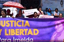 Posiljeni Salvadorčanki zaradi komplikacij v nosečnosti grozi 20 let zapora