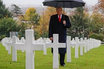 Trumpova odpoved udeležbe na slovesnosti na pokopališču sprožila številna norčevanja