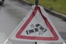 V prometni nesreči na Dunajski cesti huje poškodovan motorist