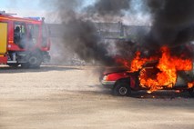Požar na avtomobilu začeli gasiti že mimoidoči