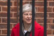 Mayeva trdi, da njen odhod ne bi olajšal brexita