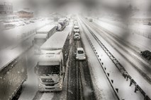 Sneženje zajelo večji del države, na cestah zastoji in nesreče