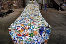 Odpadki: zaradi prenizke cene za odvoz rastejo kupi odpadne embalaže 