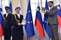 Pahor brigadirko Alenko Ermenc povišal v generalmajorko in odlikoval Zvezo društev general Maister