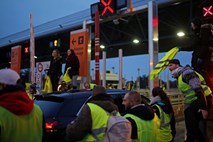 V Franciji na današnjih protestih rumenih jopičev okoli 81.000 ljudi