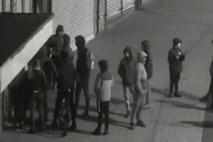 #video Podivjani britanski najstniki napadli policiste
