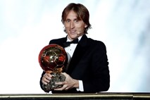 Luka Modrić v Parizu prejel prestižno zlato žogo 