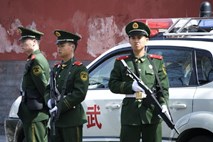 Kitajskega fotoreporterja  pridržala policija, a že tri tedne ni sledu za njim   