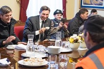 Instant zvezde: Pahor na kavo povabil delavce z gradbišča, Kangler se je poslovil s kislim nasmeškom 