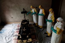  Cepljenje proti  eboli v DR Kongo otežujejo tudi uporniki