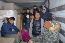  Na meji so v  tovornjaku odkrili osem ilegalcev