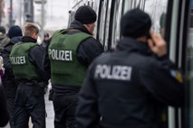 Nemška policija v racijah prijela več neonacistov