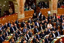 Madžarski parlament potrdil sporni zakon o delavskih pravicah