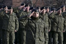 Kosovo  v petek o lastni vojski, središče Prištine okrašeno z ameriškimi zastavami