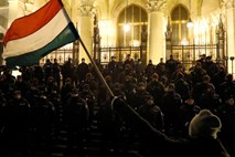 #foto Pred madžarskim parlamentom nasilni protesti proti novi delavski zakonodaji