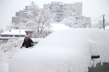 V BiH ponekod več kot pol metra snega, v Srbiji s ceste zdrsnil avtobus 