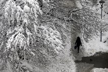 Zima v Srbiji zahtevala smrtno žrtev, zaradi snega preglavice tudi v BiH