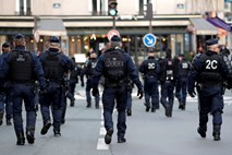 Francoska vlada privolila v zvišanje plač policistov