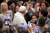 Papež obljublja, da Cerkev ne bo več odvračala pogleda od zlorab
