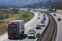 Gneča na cestah v smeri Hrvaške in Madžarske se nadaljuje