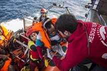 #foto V Sredozemskem morju ujetih več kot 300 migrantov, Španija jih bo sprejela  več 100