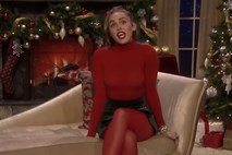 #video Miley Cyrus božični pesmi pridala feministično noto