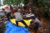 Število žrtev cunamija v Indoneziji preseglo 370, sprožil ga je izbruh vulkana 