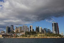 »Pokajoči zvoki« sprožili evakuacijo stolpnice v Sydneyju