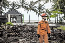Število žrtev cunamija v Indoneziji narašča 