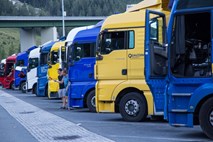 Tovornjakarje na slovenskih počivališčih spet obiskali božički 