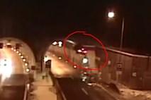#video Slovak z BMW-jem poletel, zadel strop tunela in nepoškodovan odkorakal