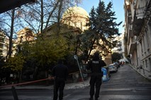 Dva lažje ranjena v eksploziji pred cerkvijo v Atenah