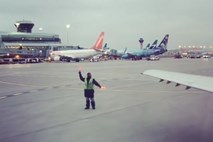 #video Plešoči delavec na letališču zabava potnike 