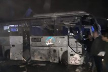 V eksploziji bombe ob avtobusu pri piramidah v Gizi dva mrtva