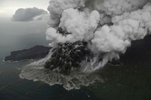 Indonezijski ognjenik, ki je sprožil cunami, poslej znatno manjši