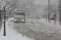 Sneg in veter otežujeta promet v Srbiji