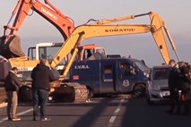 #video Iz oklepnega vozila s pomočjo bagrov ukradli dva milijona evrov