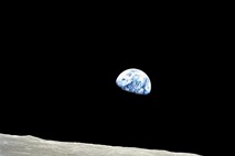 Petdesetletnica ene najvplivnejših fotografij vseh časov: Šli so na Luno in odkrili Zemljo