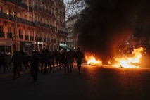 Macron obsodil nasilje po protestih rumenih jopičev v Parizu