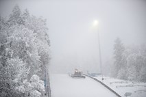 Zaradi snega v avstrijskih smučarskih središčih obtičalo več tisoč ljudi