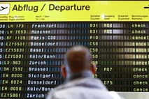 #foto Stavke na berlinskih letališčih povzročile zamude in odpovedi letov