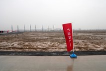 Tesla v luči trgovinskih vojn začenja z gradnjo tovarne v Šanghaju