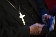 V Franciji začeli soditi kardinalu zaradi prikrivanja pedofilije