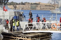 Migranti z dveh ladij prispeli na Malto